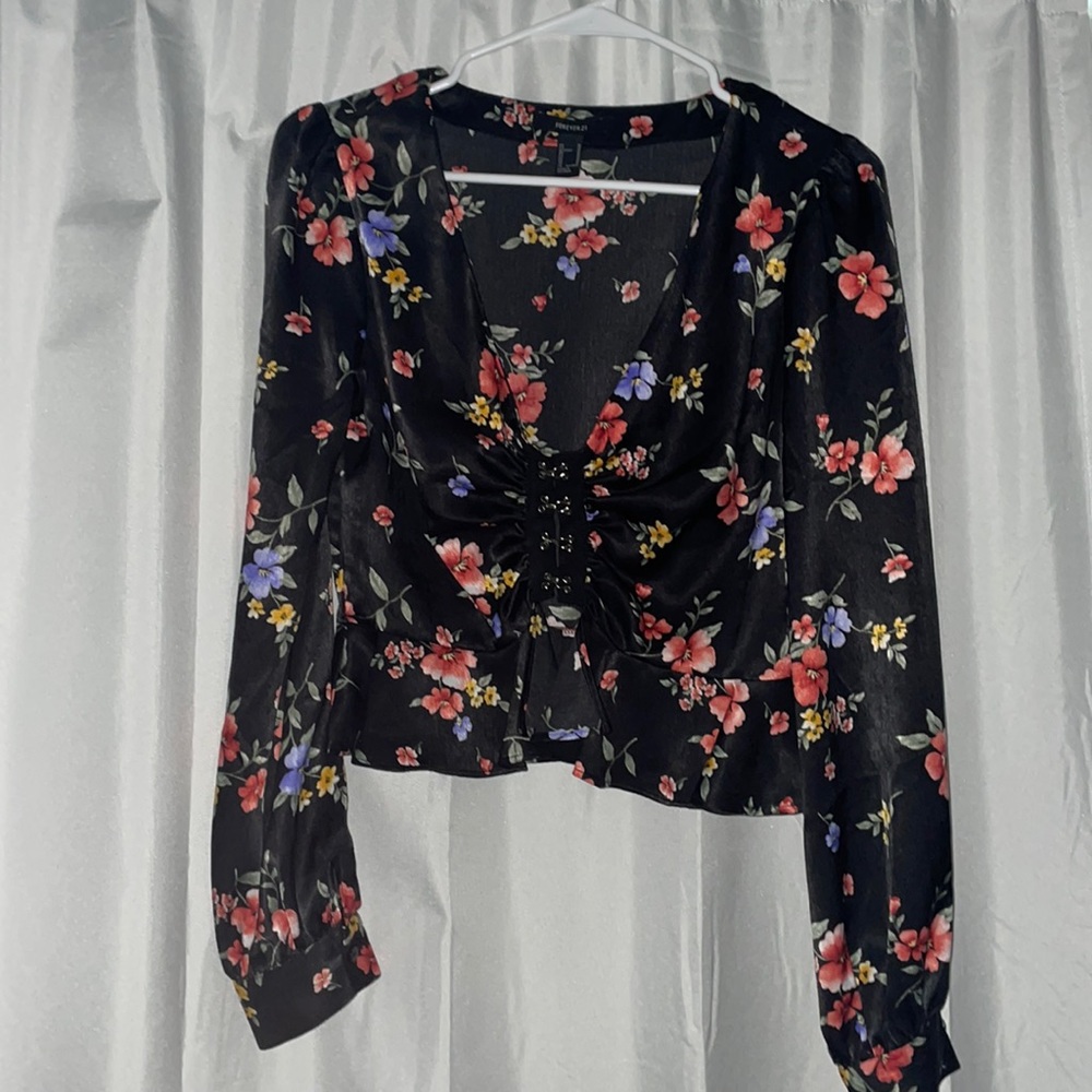 Beautiful floral blouse with clasps down the front